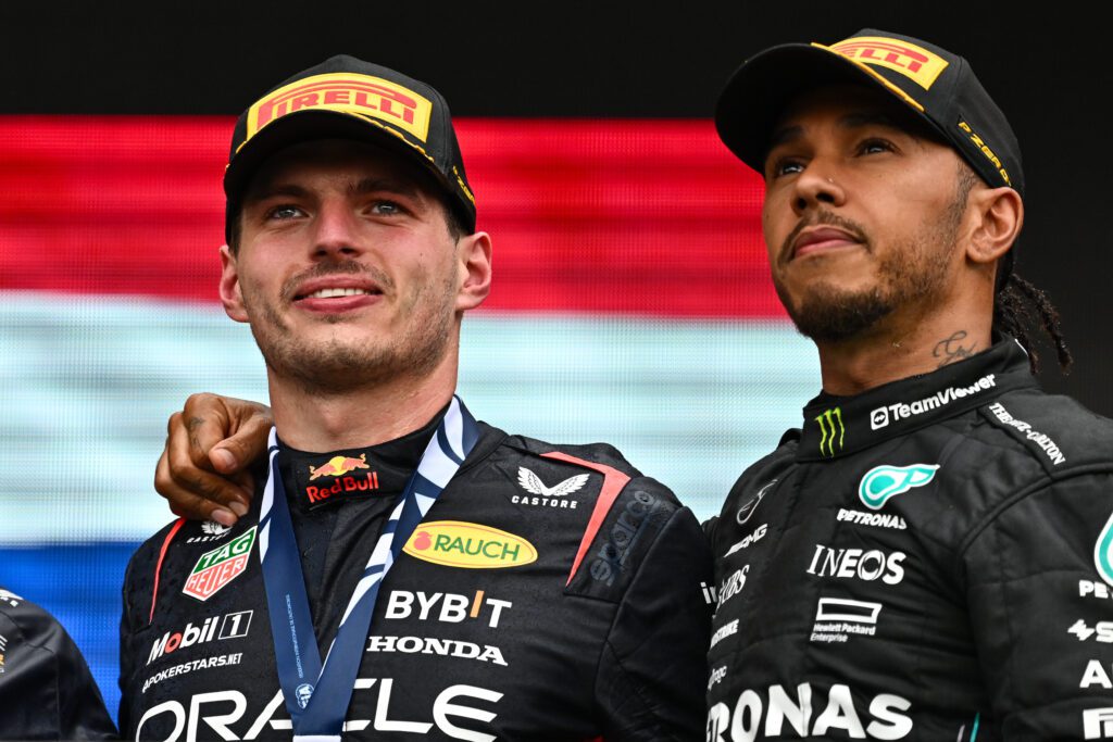 Lewis Hamilton piikitteli Max Verstappenia kolarista Lewis Hamilton piikitteli Max Verstappenia kolarista