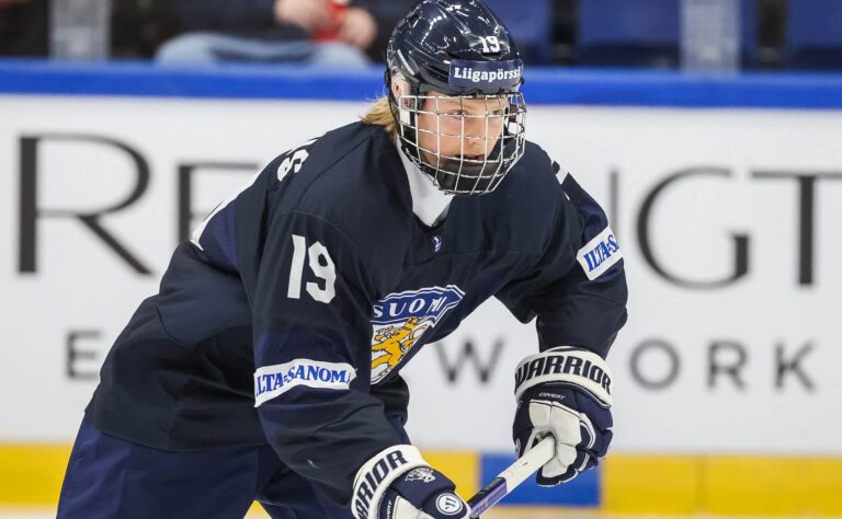 MM-jääkiekko: Leijonat täydensi kahdella pelaajalla – menestyksen takuumies Mikko Lehtonen mukaan, hurja juniori Konsta Helenius myös MM-jääkiekko: Leijonat täydensi kahdella pelaajalla – menestyksen takuumies Mikko Lehtonen mukaan, hurja juniori Konsta Helenius myös