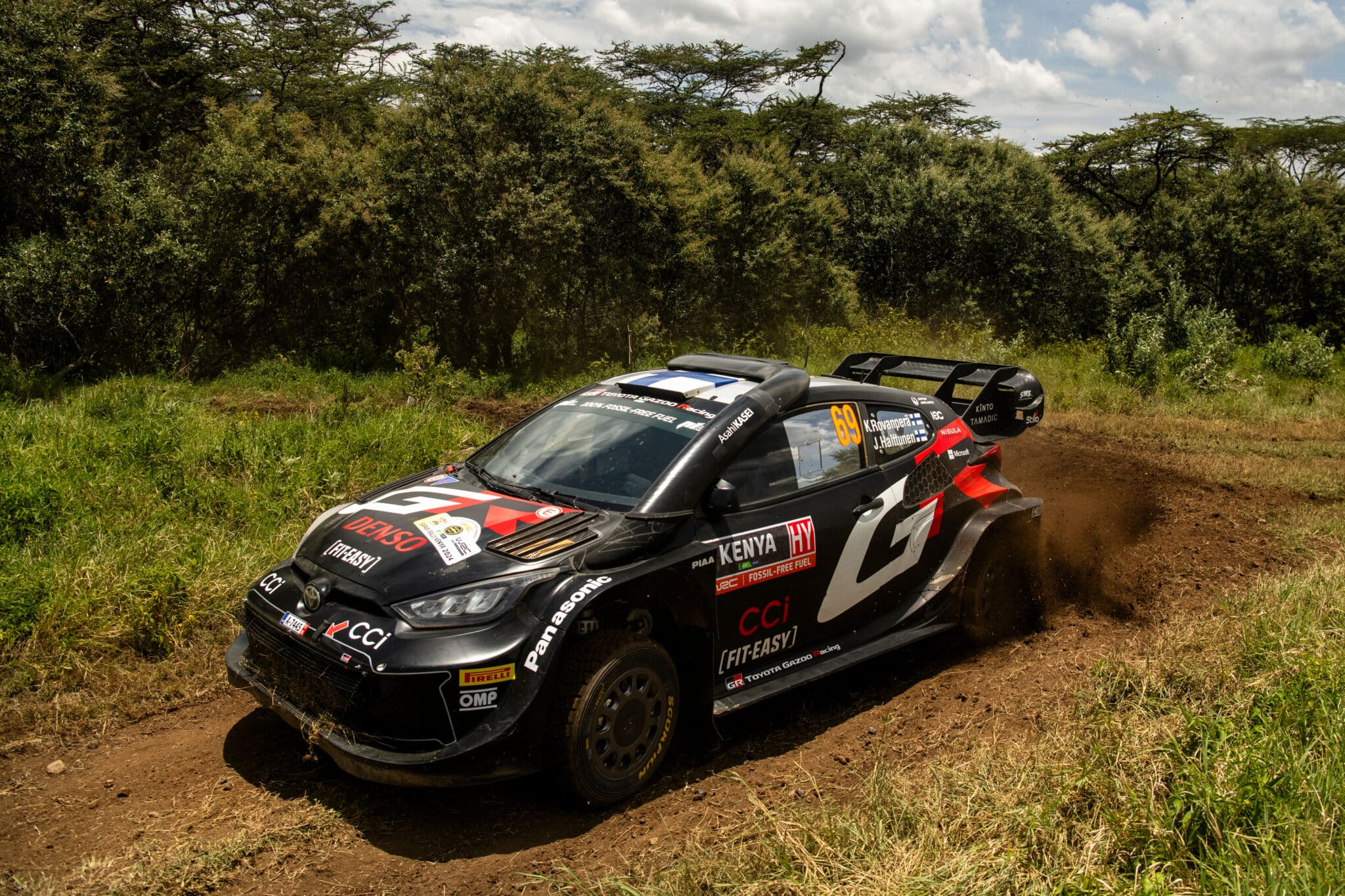 MM-ralli: Kalle Rovanperä johtaa Toyota-trioa kärjessä – ykköspyssy jäänyt kauas MM-ralli: Kalle Rovanperä johtaa Toyota-trioa kärjessä – ykköspyssy jäänyt kauas