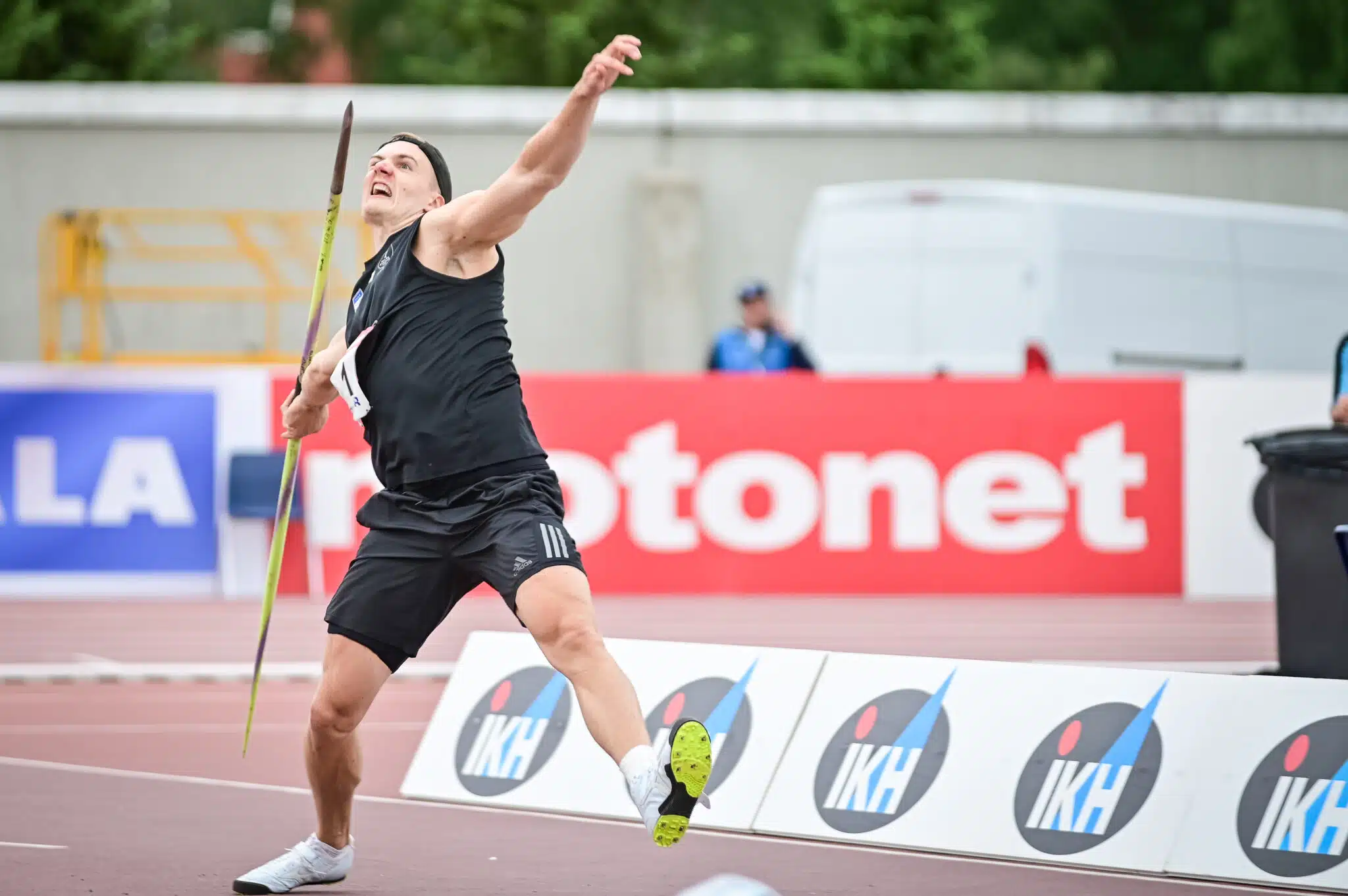 Oliver Helander aloitti kautensa lupaavasti – keppi lensi yli 83 metriä