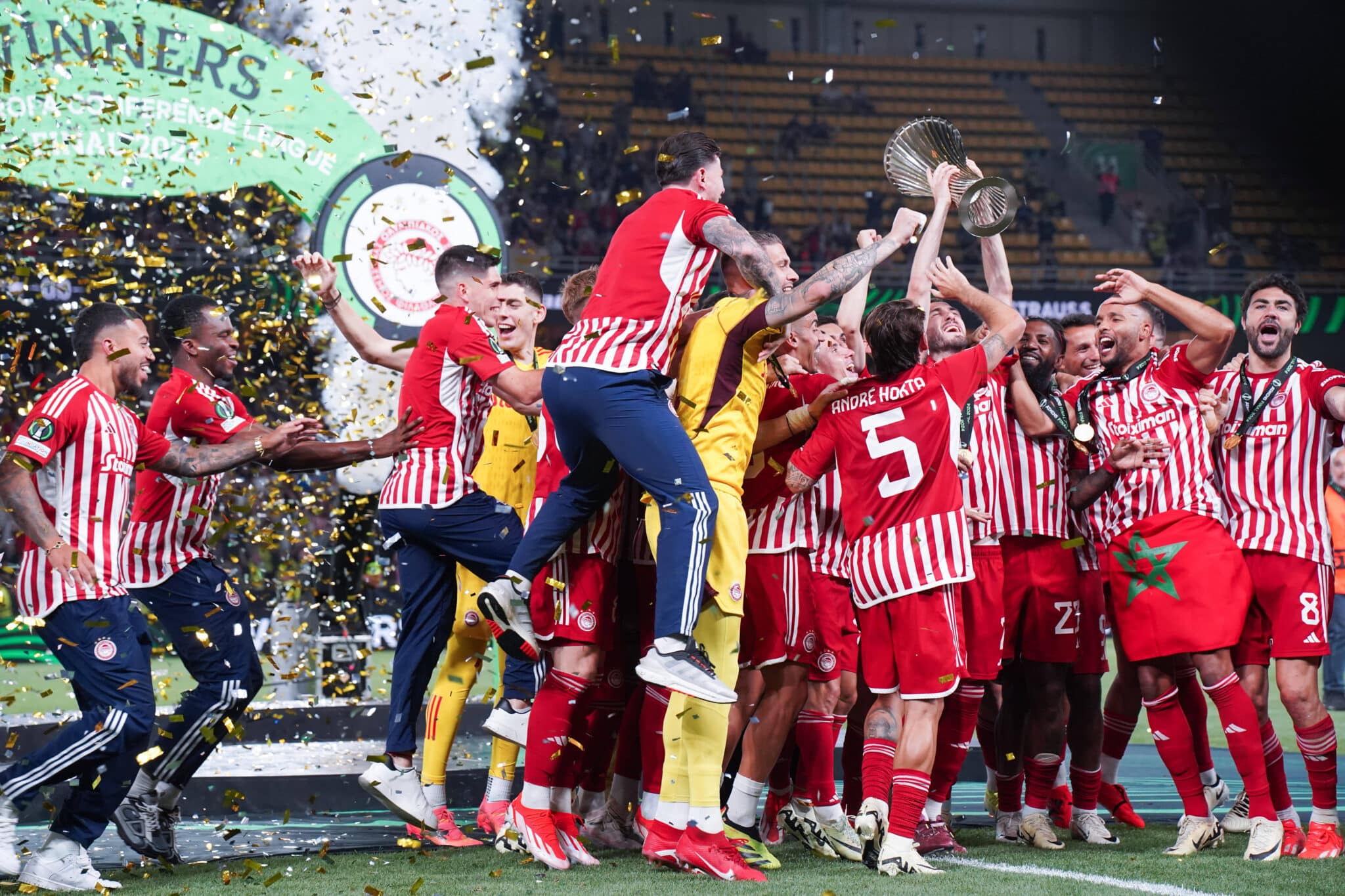 Ateena repesi riemuun – Olympiakos mursi kirouksen ja voitti Ateena repesi riemuun – Olympiakos mursi kirouksen ja voitti