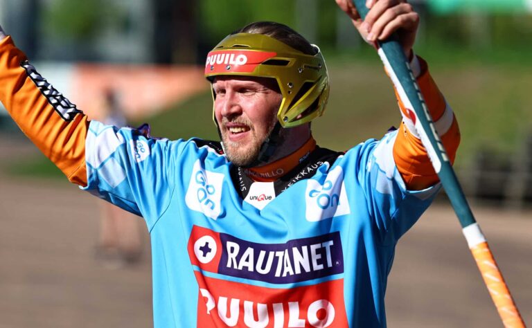 Roope Korhonen ja Noora Pasi Superpesiksen kuukauden pelaajat Roope Korhonen ja Noora Pasi Superpesiksen kuukauden pelaajat