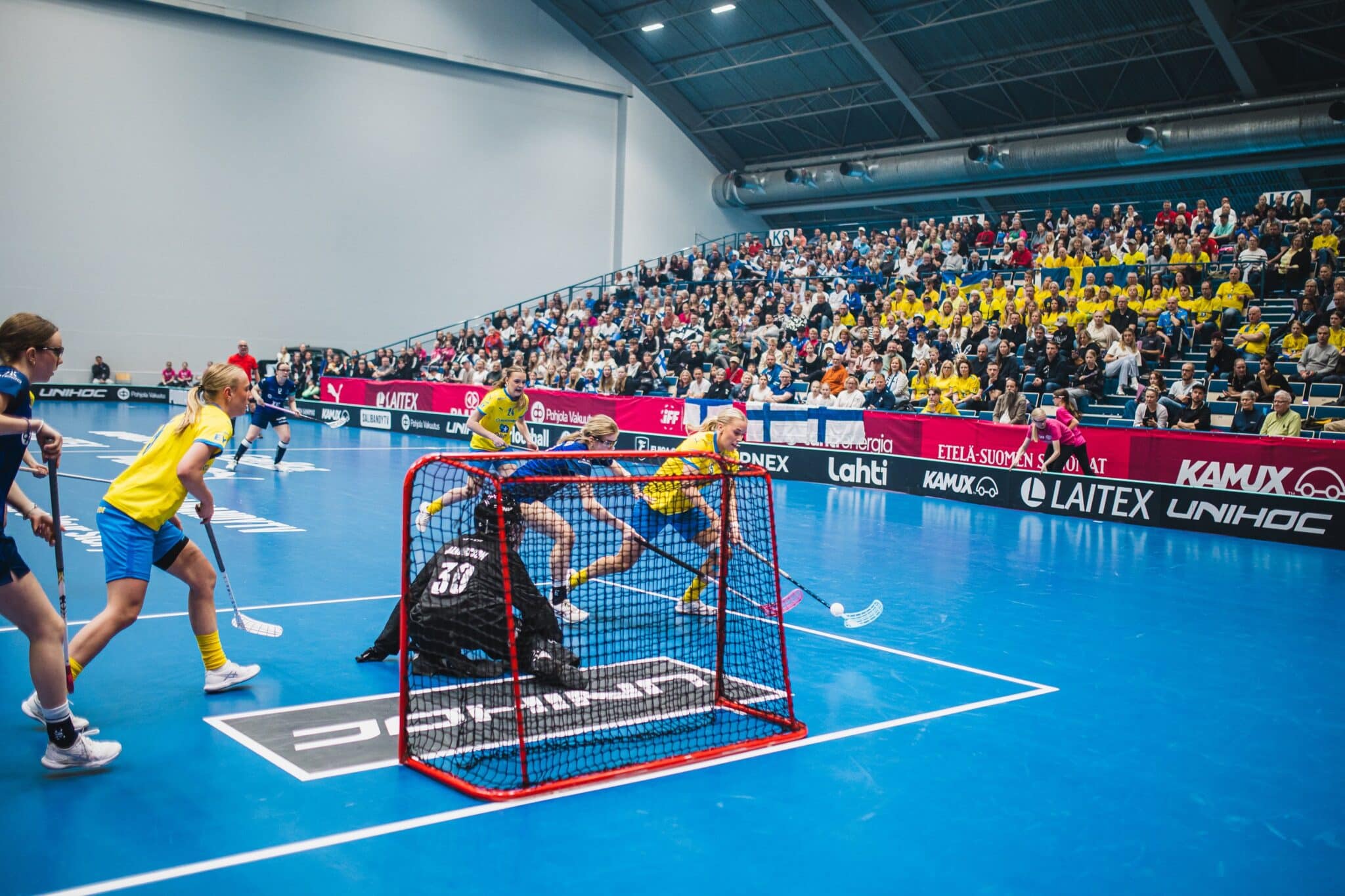 Salibandy: Hallitseva mestari Ruotsi liian vahva Suomen U19-naisille Salibandy: Hallitseva mestari Ruotsi liian vahva Suomen U19-naisille
