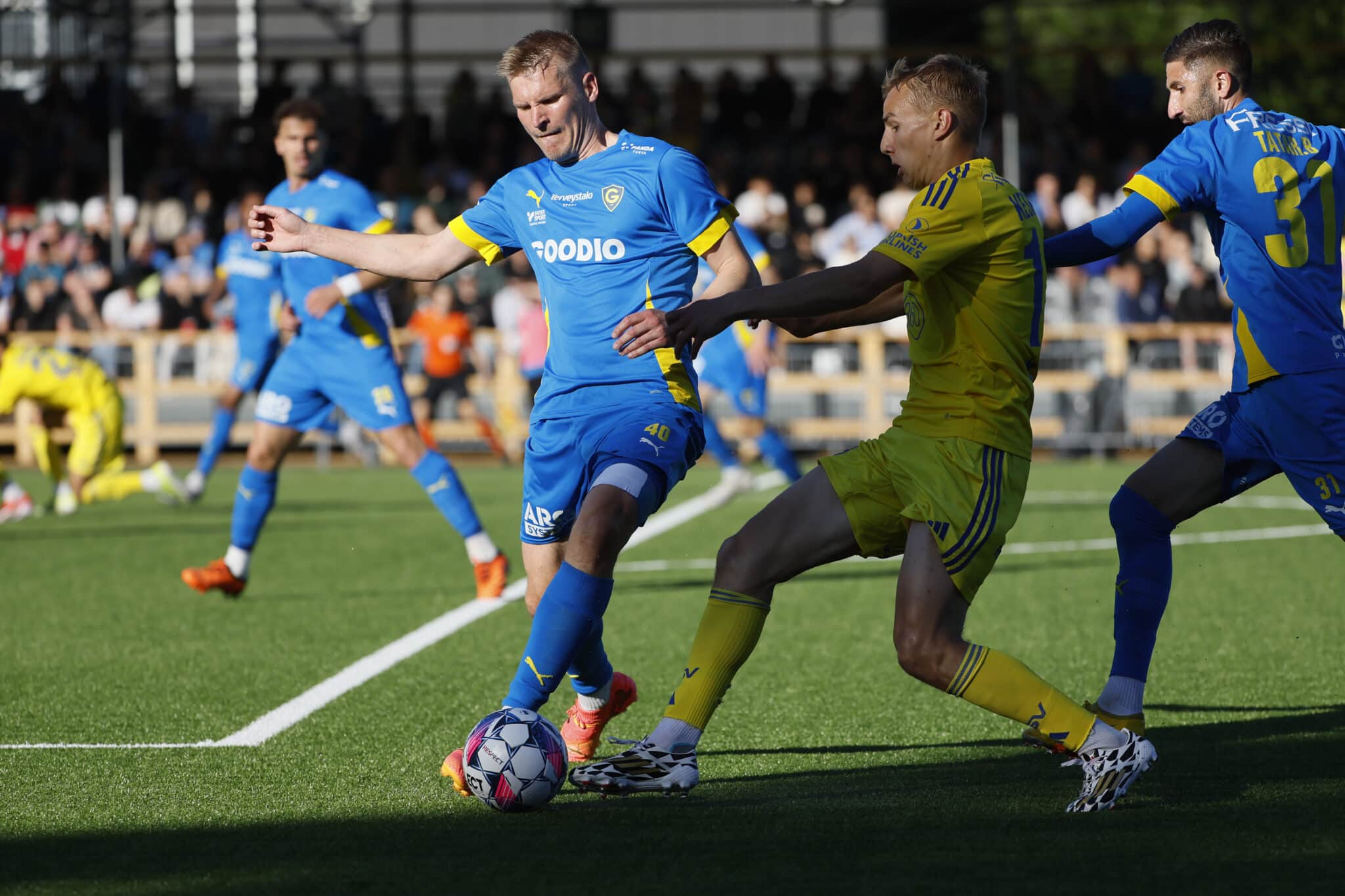 Veikkausliiga: HJK:n kannattajat soihduttivat ja tuhosivat Gnistanin stadionin katsomoa Veikkausliiga: HJK:n kannattajat soihduttivat ja tuhosivat Gnistanin stadionin katsomoa