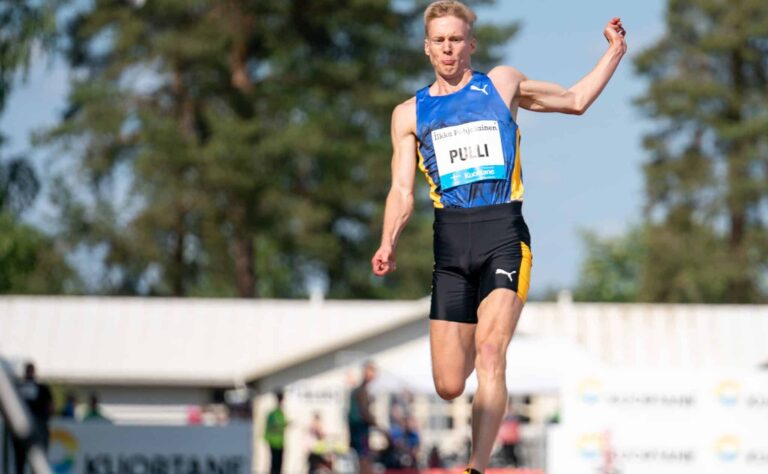 Kristian Pulli hyppäsi kovan tuloksen myötätuulessa yli 2000 metrin korkeudessa Kristian Pulli hyppäsi kovan tuloksen myötätuulessa yli 2000 metrin korkeudessa