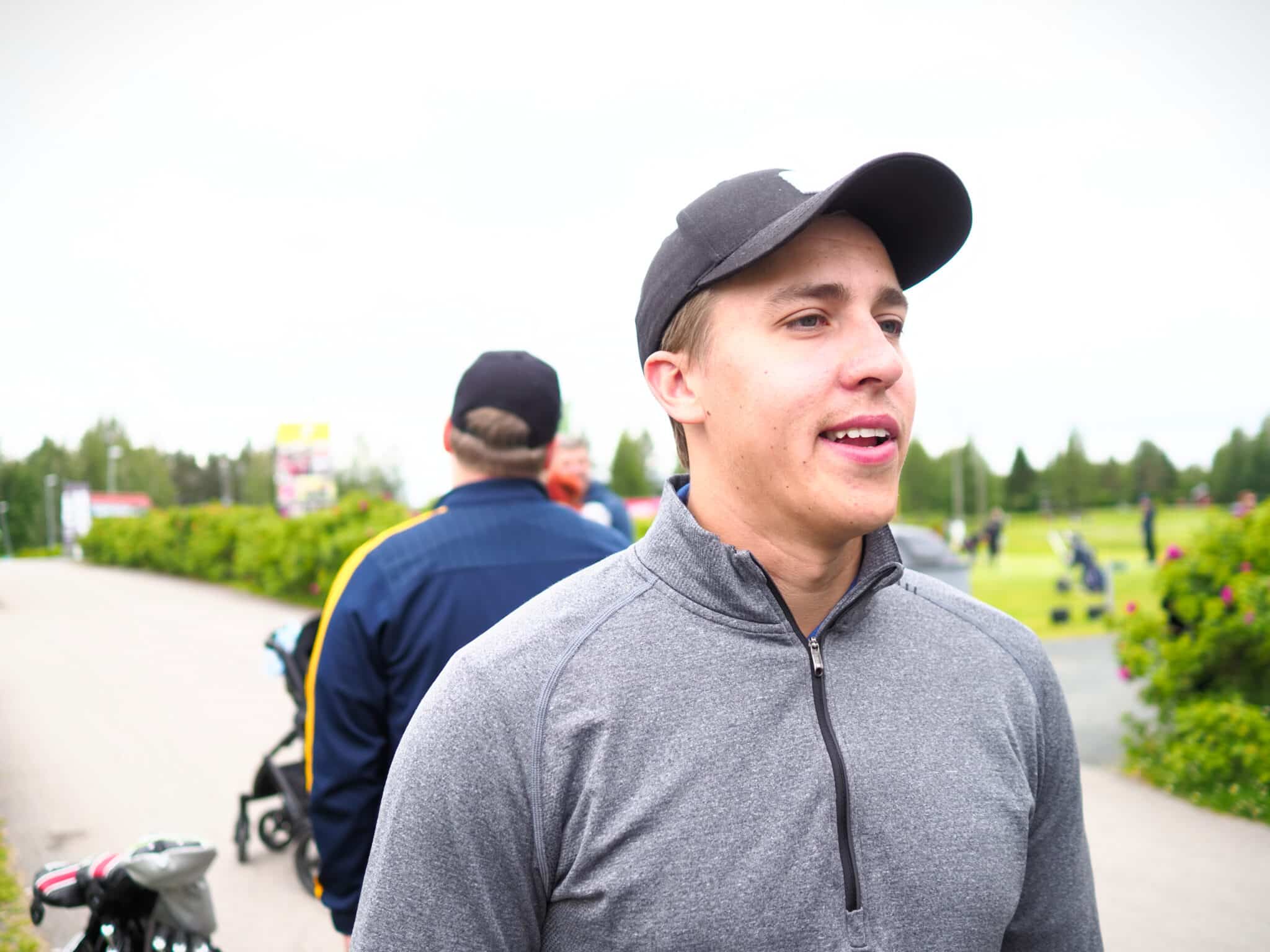 Mies juhlakunnossa – Teuvo Teräväisen bilekuva huvittaa Mies juhlakunnossa – Teuvo Teräväisen bilekuva huvittaa