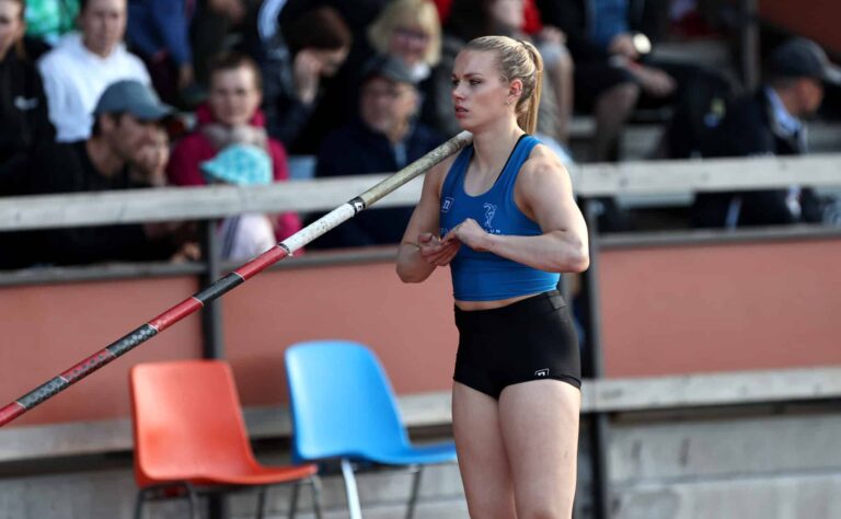 Elina Lampelalle upea kunnianosoitus – seiväsnainen oli otettu Elina Lampelalle upea kunnianosoitus – seiväsnainen oli otettu